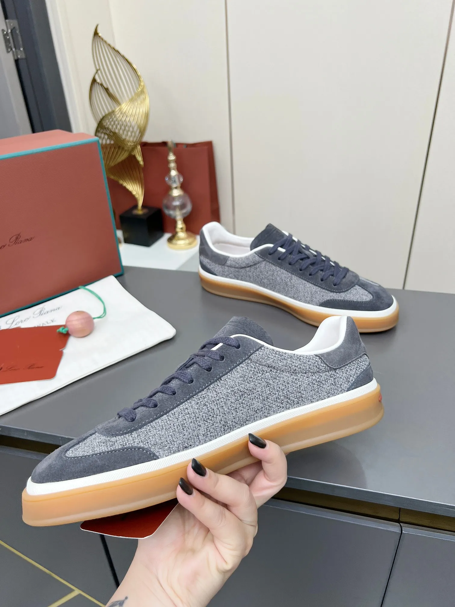 Men's shoes 💰600 purchasing agent, high version 🦅⛳️ Italy [Loro Piana] Tennis walk series LP couple's moral training shoes casual sports shoes sneakers 🎁🎁 Original purchase development and production This new suede tennis shoe adopts an ultra-low design, suitable for wearing all year round 👫👫 The wrapped sole creates an effortlessly attractive color combination that harmoniously blends functionality with understated style, making it the ideal shoe for urban wear. Soft calfskin tongue with Kummel color insert at the heel, cotton lace upper with embossed LP logo, cowhide suede sole, rubber-lined calfskin ✦ Upper: special linen ➕ eco-friendly cowhide ✦ lining: cowhide lining ➕ cowhide insole ✦ sole: original molded TPR ultra-light outsole ✦ packaging: original complete package ✦Female size: 35--40 ✦Male size: 39--45